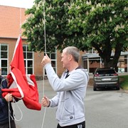 Steen Erichsen hjælper Flemming Thomsen med flaget.jpg