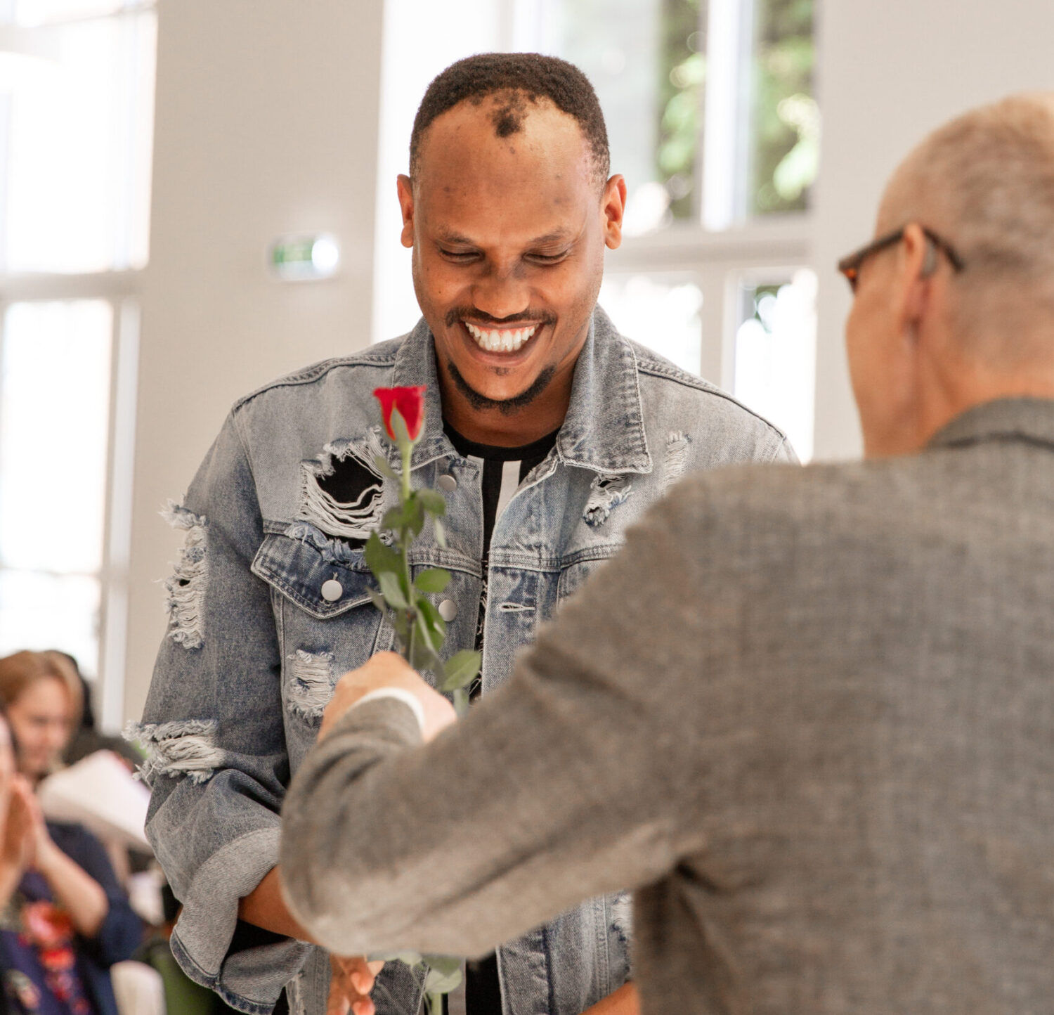 AVU kursist modtager blomst af rektor